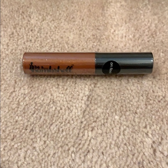 🌸Be a Bombshell pout potion on fleek color - Picture 3 of 4